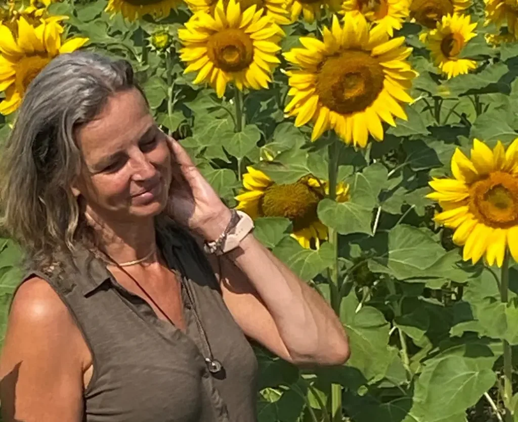 Ellen kieven op een zonneblomen veld.