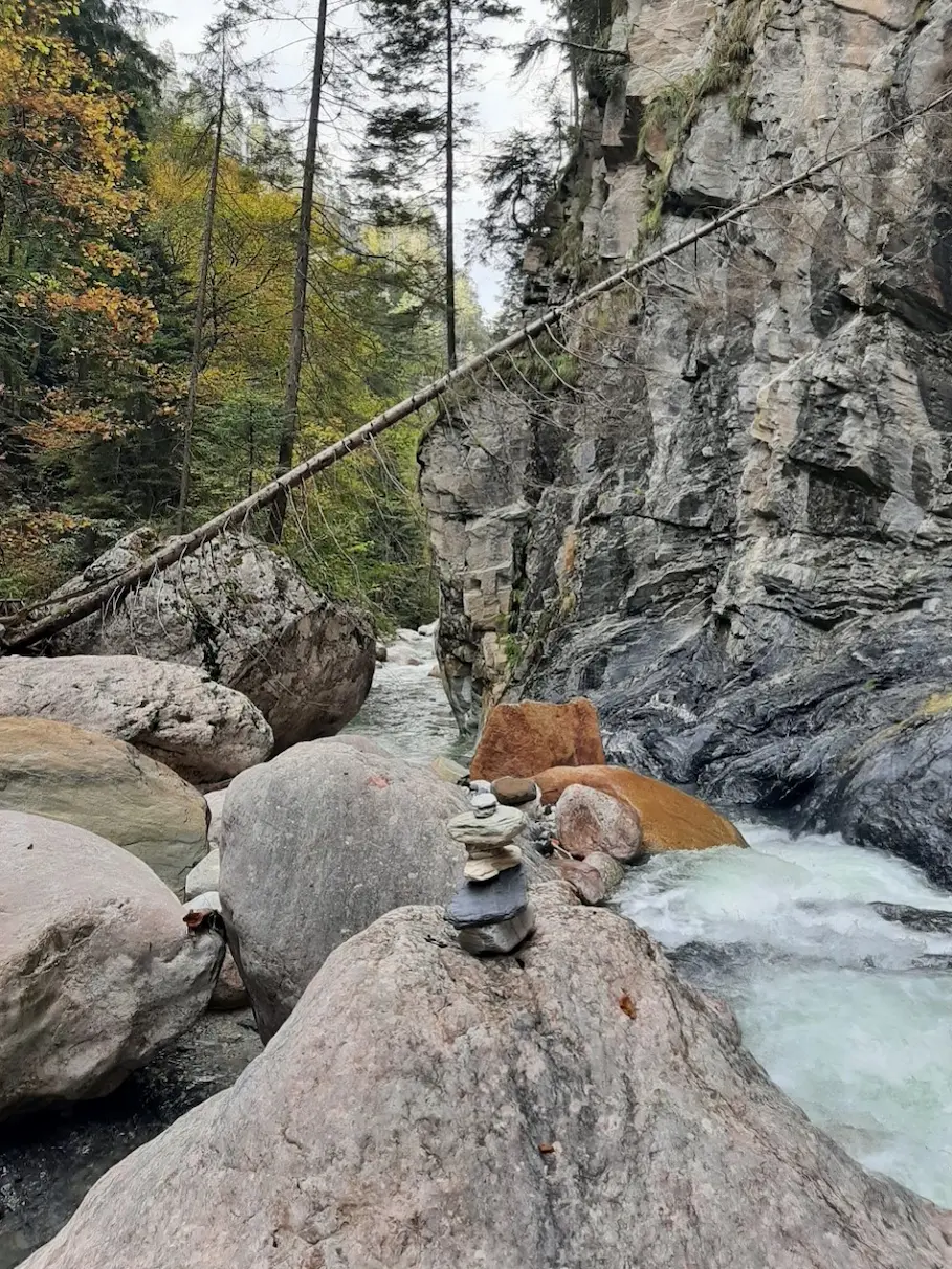 Opgestapelde stenen die staan voor stabiele combinatie van reguliere en complementaire zorg van integrale zorgverlening.